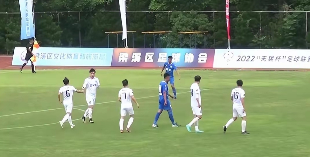 包含足球场外新闻不断，话题热度爆表的词条