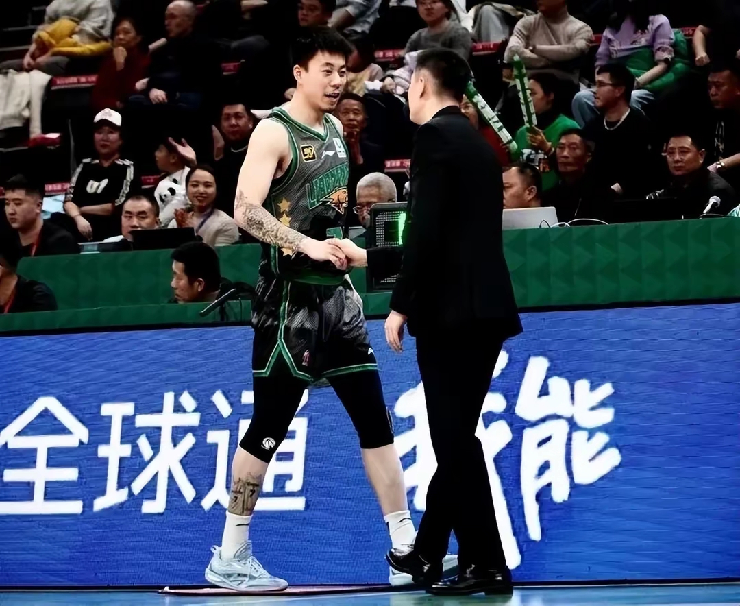 雄鹿险胜福建队，张镇麟点燃赛场