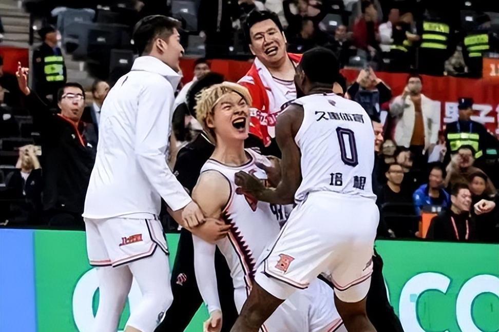 广东队绝杀深圳队，王哲林统治全场