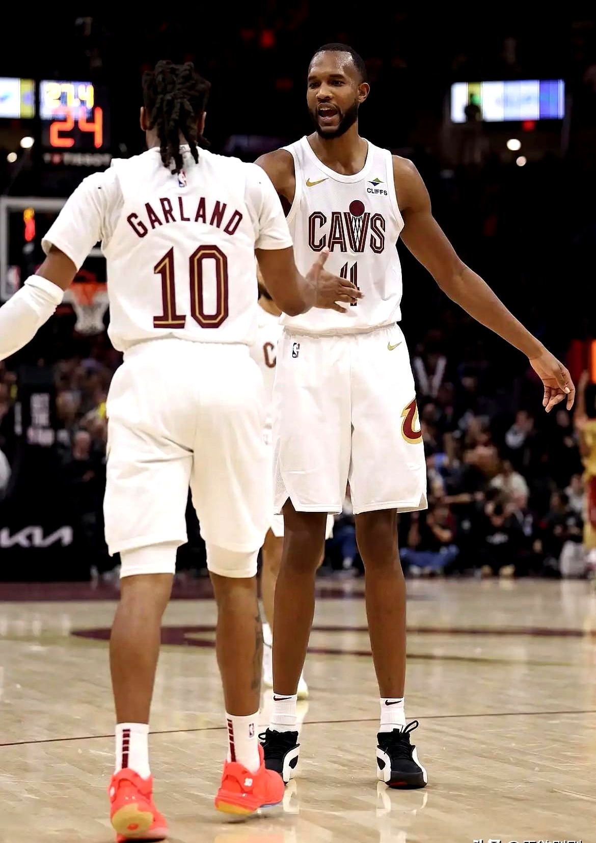 步行者翻盘新疆队，米切尔带队取胜