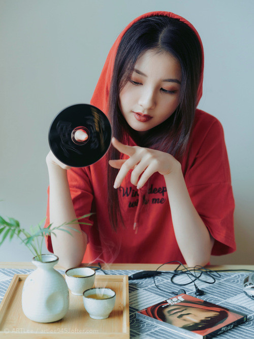 F1引擎与绿茵心跳，曼彻斯特街道上的双重决胜