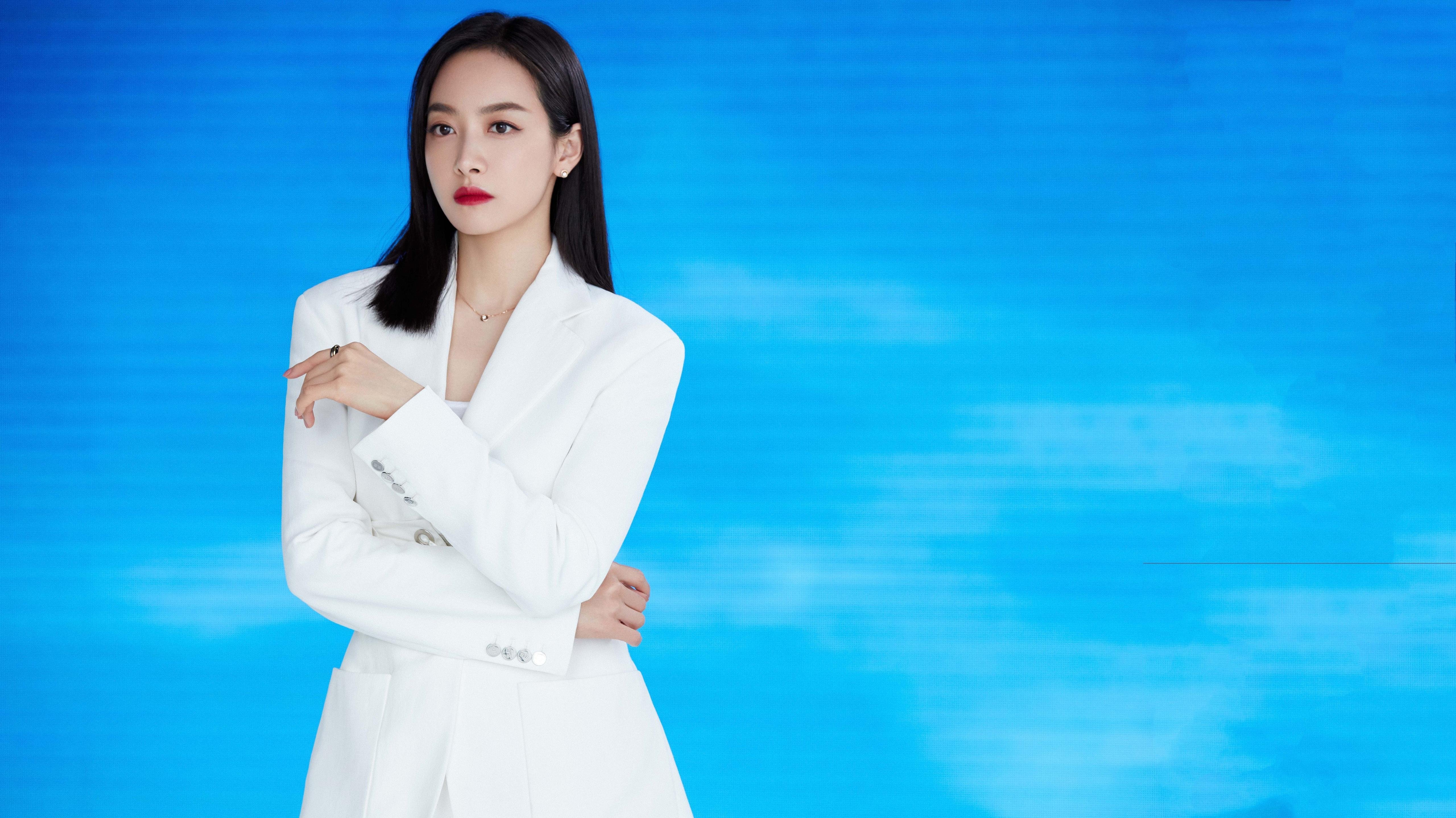 开云体育官网-极速与坚韧，F1之夜与硬仗之王的隔空对话